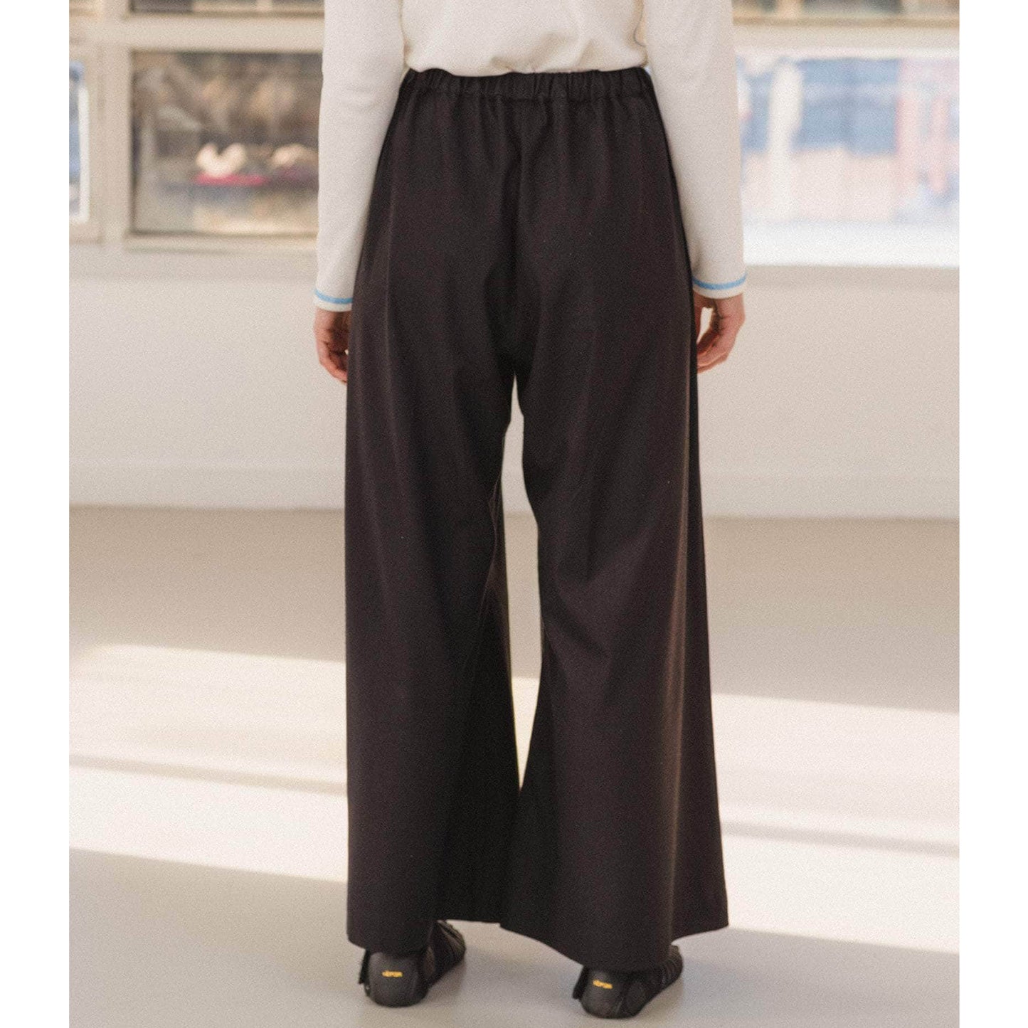 Avi Pants in Black