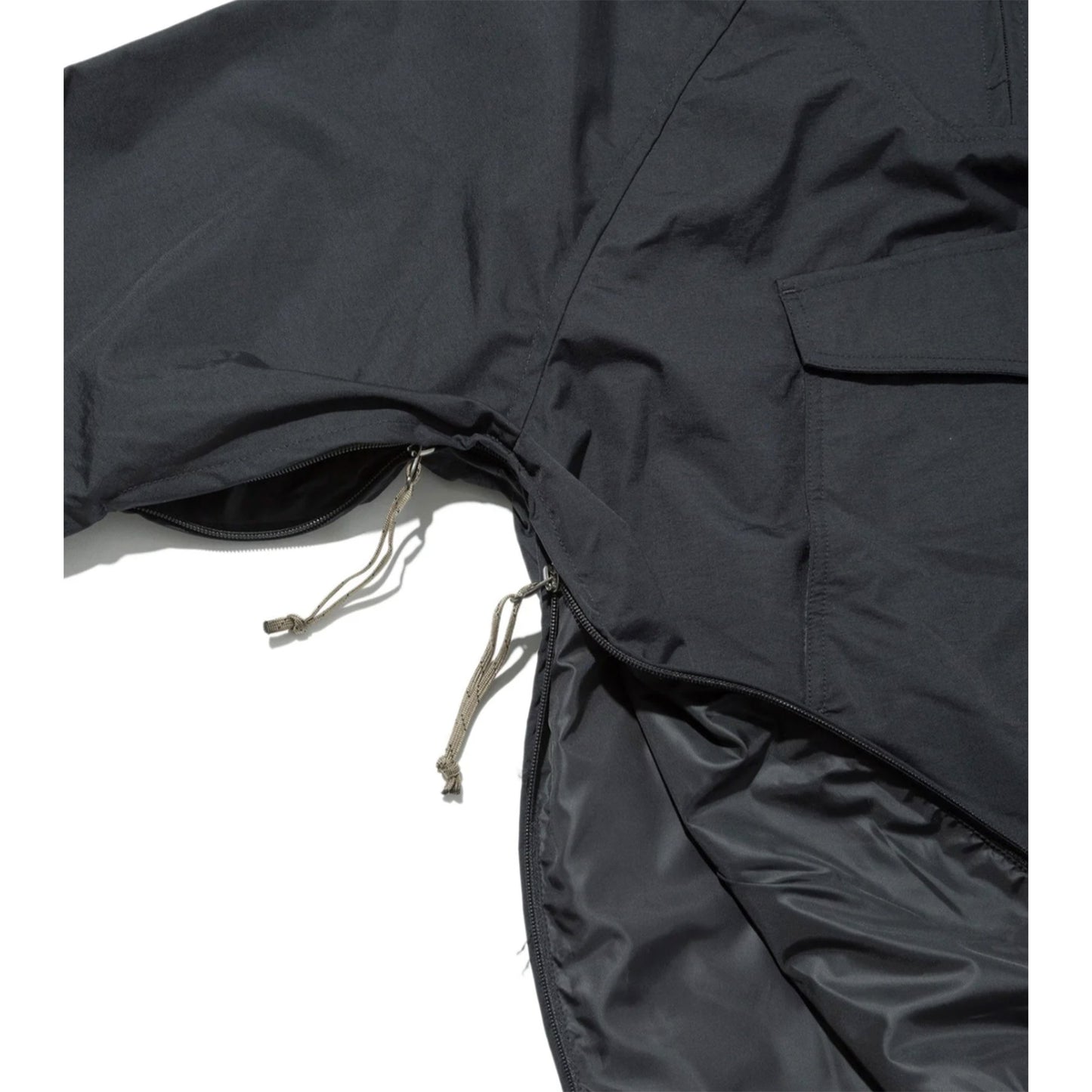 Scout Anorak in Black