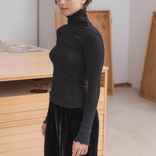 Omato Long Sleeve Turtleneck in Black